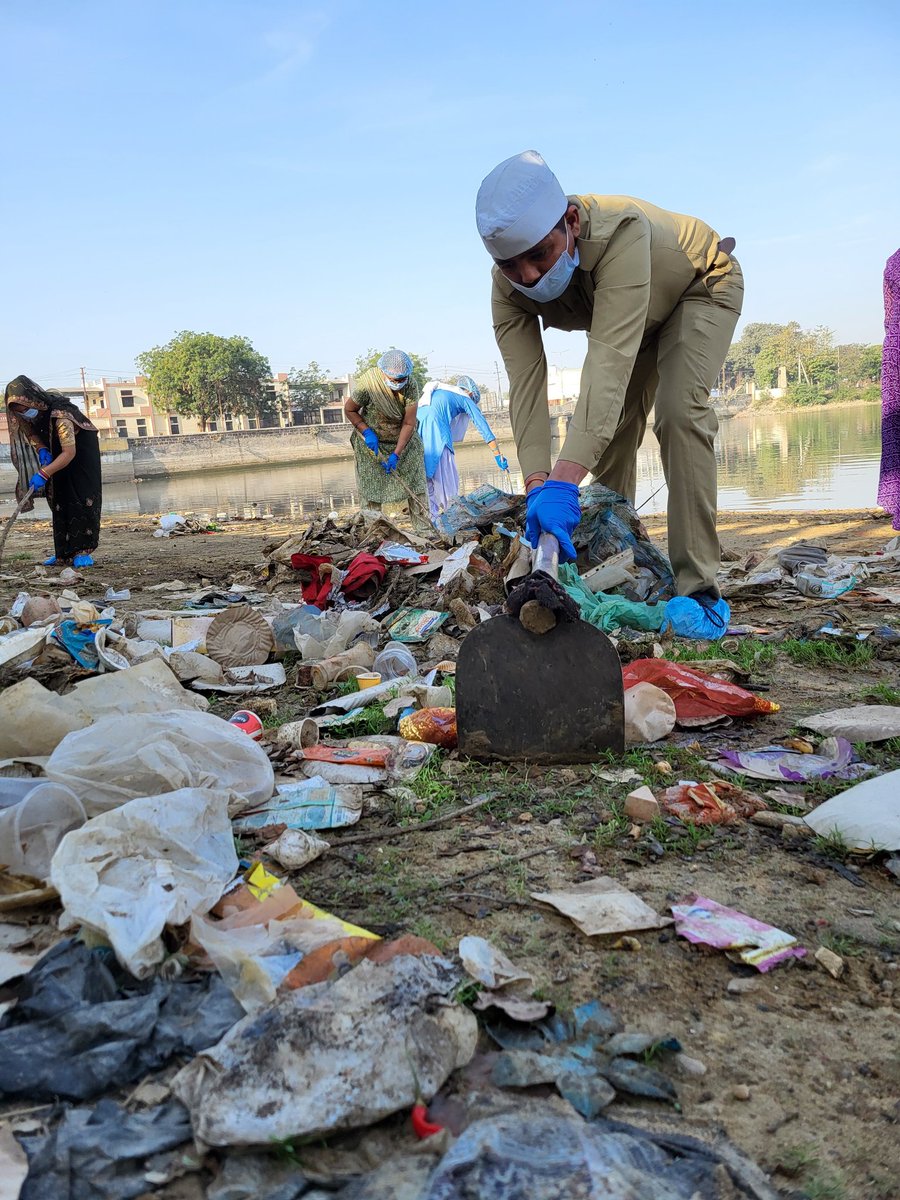 shubh0296's tweet image. Inspired from teachings of Baba Hardev Singh ji maharaj, Volunteers of @santnirankari @sncfoundation taking part in cleanliness drive under #projectamrit at Hamisar lake , #bhuj

#swachhjalswachhmann
#servicewithhumility
#santnirankarimission
#santnirankaricharitablefoundation