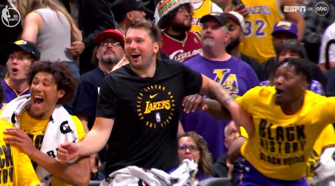 BronGotGame's tweet photo. 9 game win streak against lottery teams, fucked around and faced a contender tonight #ChainSnatched https://t.co/ivt6iBWTJX