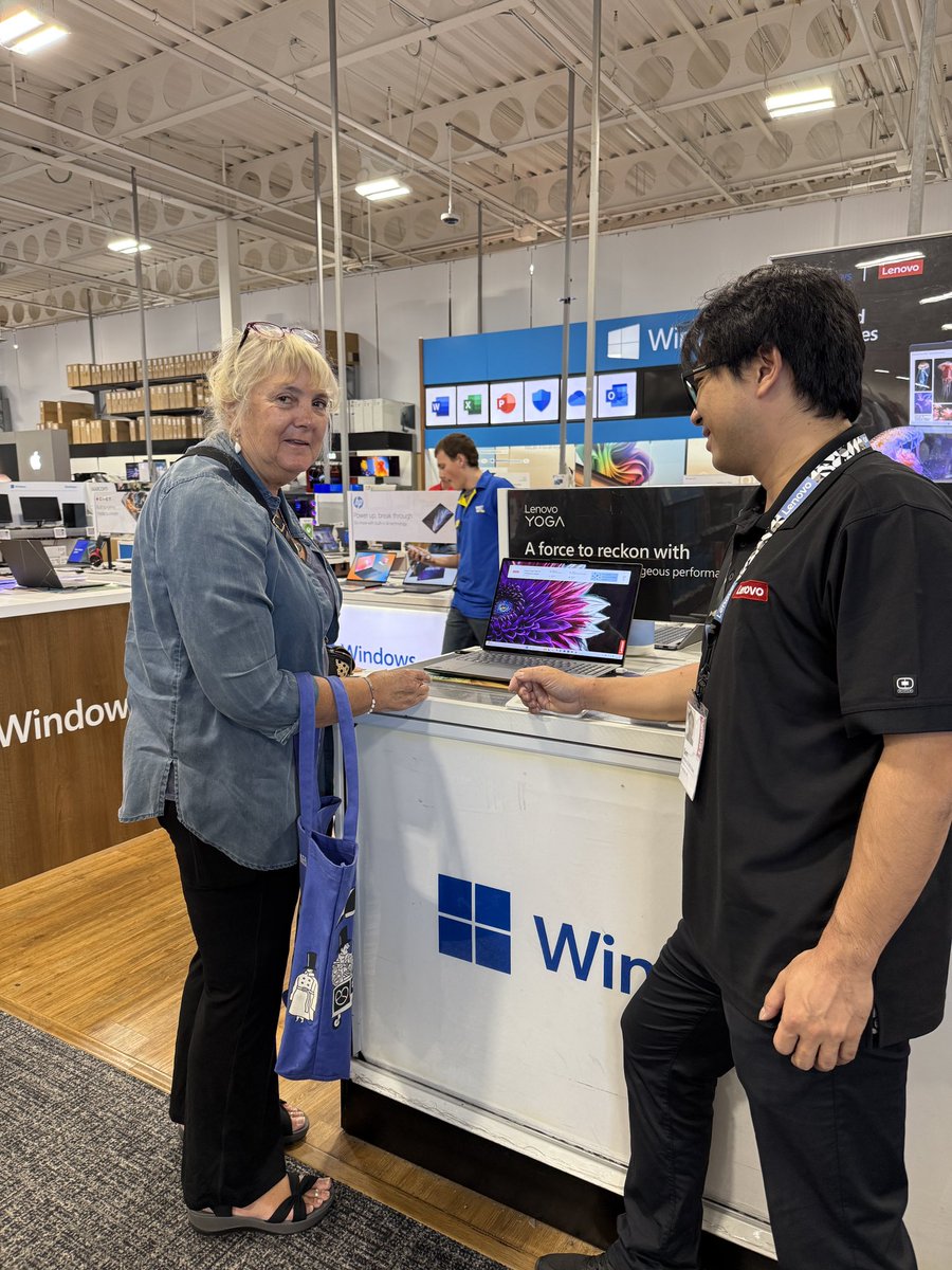 fangkun0315's tweet photo. Aloha
Local Customer enjoy our Lenovo products! #WeAreLenovo #PremiumStars https://t.co/deUtr6aXEG