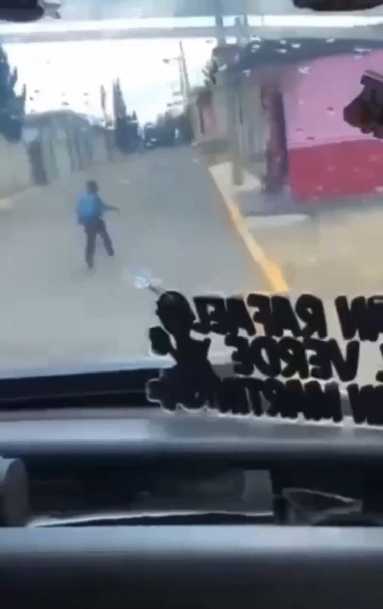MTGobPue's tweet photo. Bajo la estrategia de supervisión permanente implementada por el @Gob_Puebla, encabezado por el gobernador @armentapuebla_, la Secretaría de Movilidad y Transporte intervino unidad de la Ruta 16 en la junta auxiliar de San Rafael Ixtapaluca, municipio de Tlahuapan, tras un reporte en redes sociales que evidenciaba el hostigamiento a un menor de edad.

Al realizar la supervisión documental se constató que el operador no contaba con póliza de seguro, ni licencia de conducir, además de circular con cristales polarizados. Por ello, se levantó la infracción correspondiente, la unidad fue retirada de circulación y enviada a depósito vehicular.

El @Gob_Puebla no tolera este inaceptable comportamiento, por ello, esta dependencia boletinó al chofer para que no pueda obtener una licencia para conducir en el estado de Puebla.

@silvia_tanus