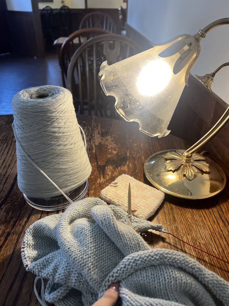 진짜 오랜만에 카뜨 🥹
저는 연초부터 허리디스크가 매우 악화돼서 뜨개질을 거의 못 했었답니다... n달째 뜨고 있는 에바 가디건 들고 나옴