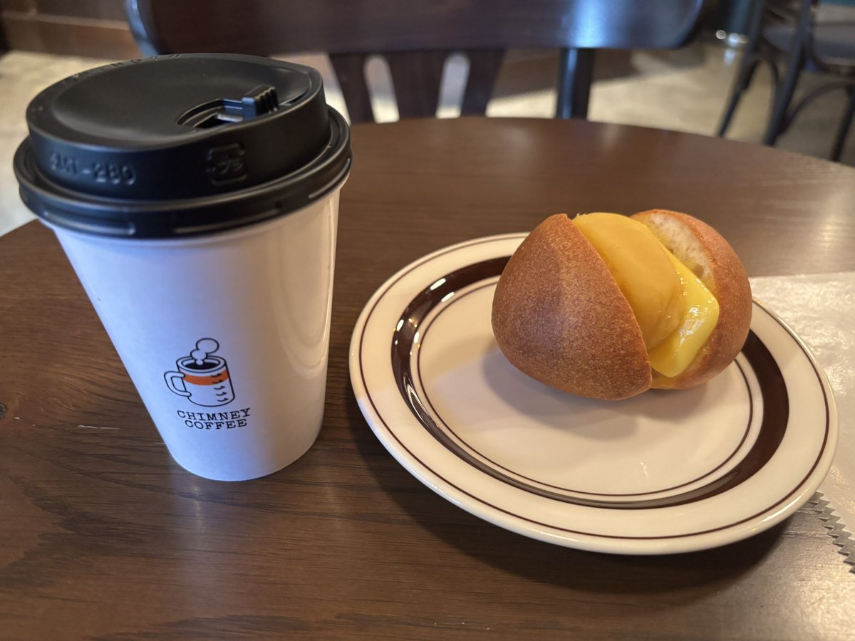 mnitta76's tweet photo. 念願のCHIMNEY COFFEE。
チムニーラテうまい。
カップやギフトのデザインも素敵。
#西野亮廣エンタメ研究所
#CHIMNEYCOFFEE https://t.co/8E6S4El07r