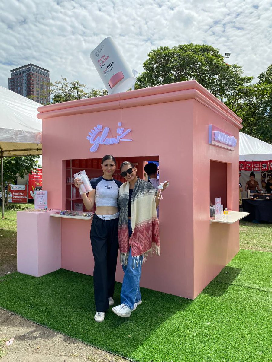 helloglowph's tweet photo. And that's a wrap for Hello Glow's Sunscreen Bar at the Waterbomb Manila D1! 🫶

See you, squad, for D2! Get ready to be splashed and get summer-protected with some sunscreen! 💧🔫✨️

#HelloGlowOfficial 
#HelloGlowxWaterbombManila
#WATERBOMBMANILA https://t.co/PN5lt9CMjF