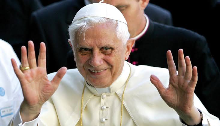 Paulirob76's tweet photo. Por ahora la Profecía del Vaticano 🇻🇦 del Papa Negro se está cumpliendo: “Primero vendrá un Papa Extranjero (Benedicto) Luego un Papa Viejo (Francisco), y por último un Papa Negro, (uno de los más condecorados HOY es Peter Turkson 🇬🇭), y con él, el fin del mundo…😱🤞🏻🙏🏻 https://t.co/oqQzZdpy0y