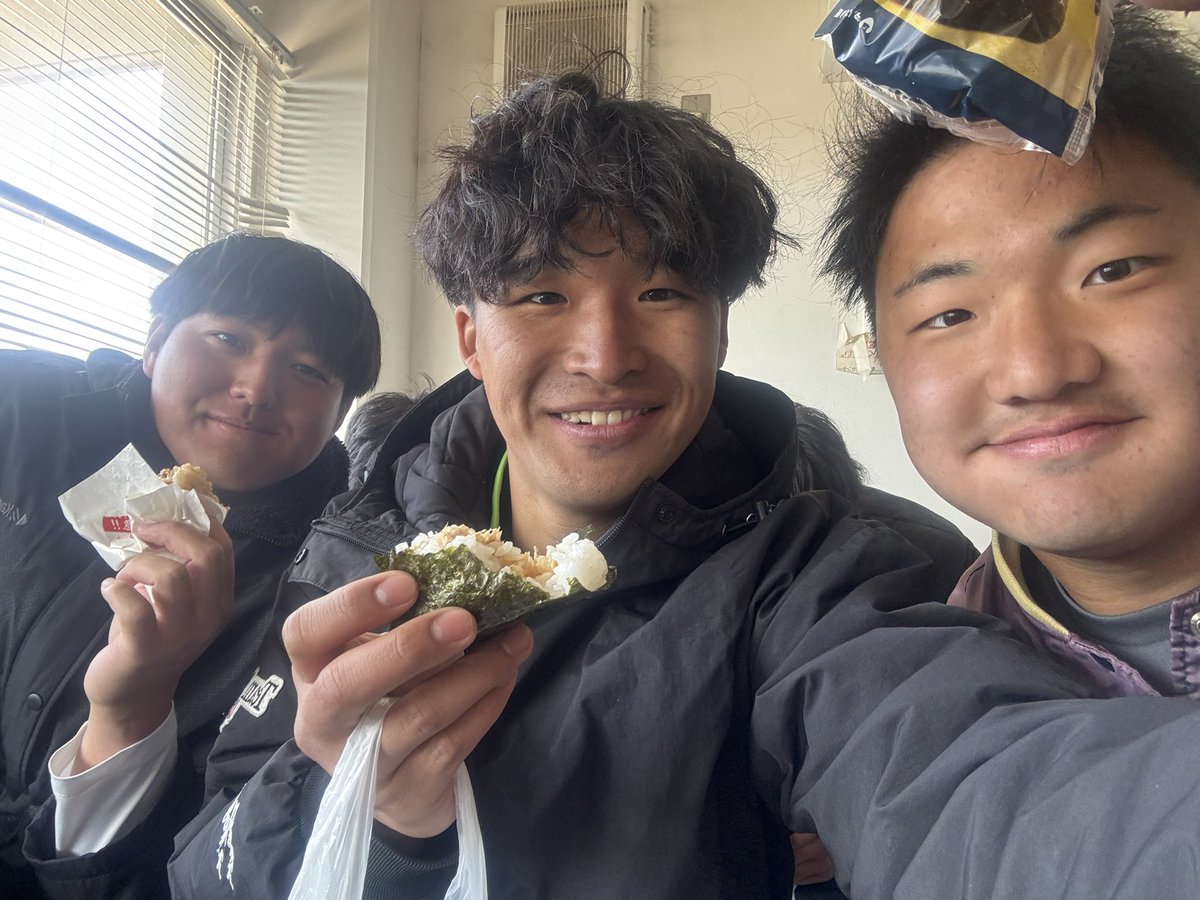 練後に先輩とおにぎりタイム
#春から阪大
#アメフト
#主将