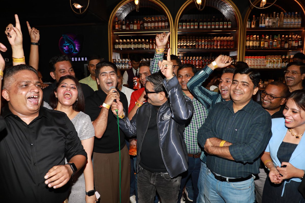 AnchorDeepak_'s tweet image. Breaking TRP records is our habit, and now breaking the dance floor was our duty on friday. @AnilSinghvi_ sir ne TRP ke saath party ka bhi benchmark set kar diya! Thank you sir, under your leadership, @ZeeBusiness only knows one direction—UP! ❤ #anilsinghvi #PartyZeeBharKe