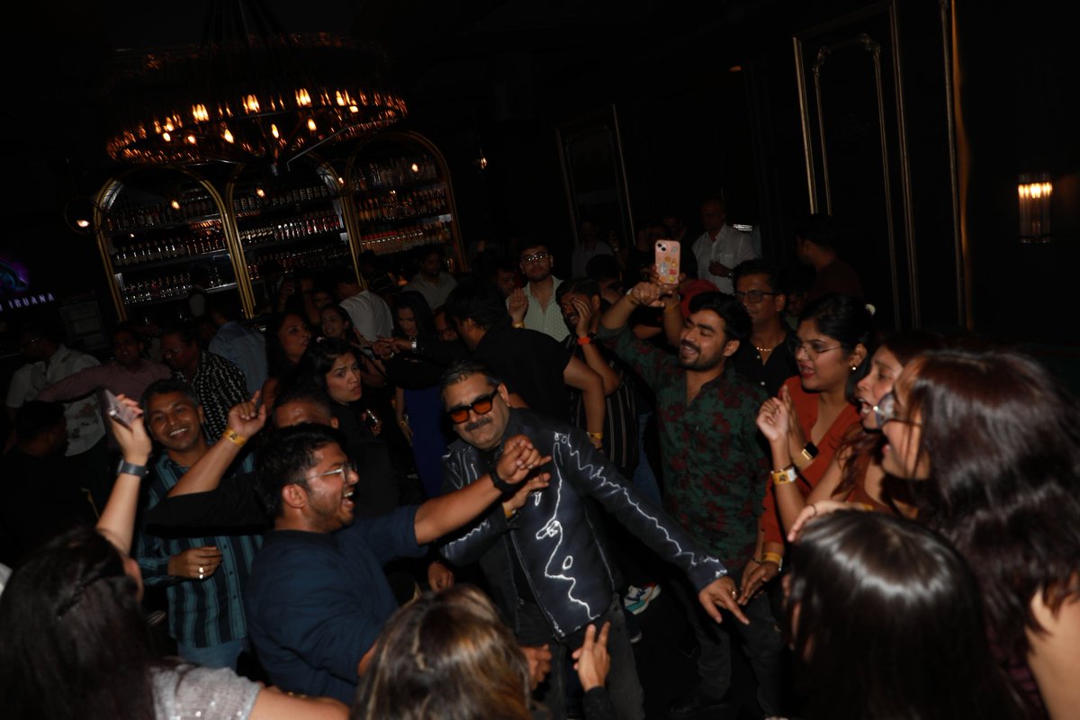 AnchorDeepak_'s tweet image. Breaking TRP records is our habit, and now breaking the dance floor was our duty on friday. @AnilSinghvi_ sir ne TRP ke saath party ka bhi benchmark set kar diya! Thank you sir, under your leadership, @ZeeBusiness only knows one direction—UP! ❤ #anilsinghvi #PartyZeeBharKe