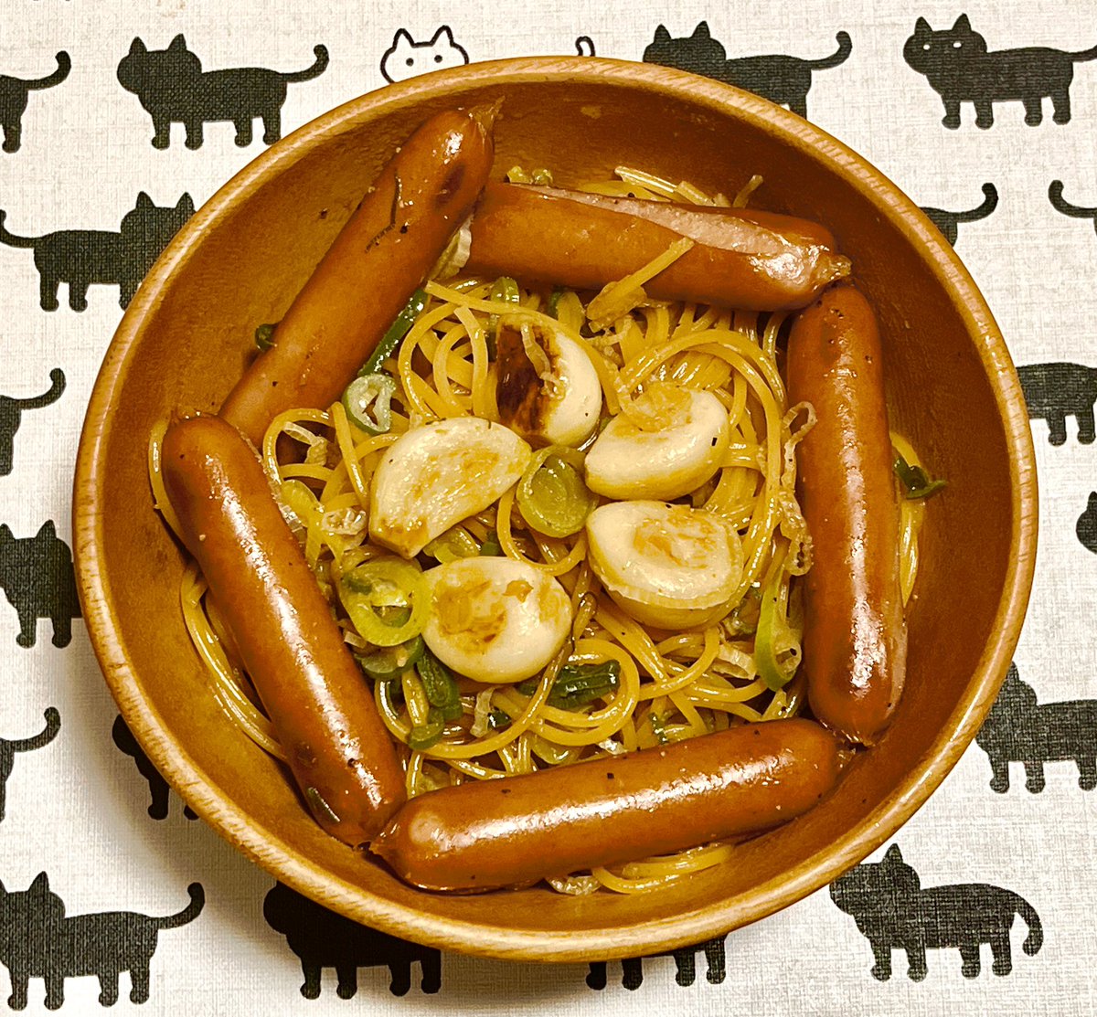 felis0808's tweet photo. #おうちごはん #パスタ
ネギニンニクソーセージソイソースブラックペッパーパスタ（長い！） https://t.co/Xs9TLqSu2y