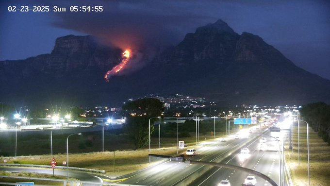 TrafficSA's tweet photo. Cape Town (Latest) - FIRE in the mountain above Newlands #CapeFire https://t.co/UZbWgcoUB7