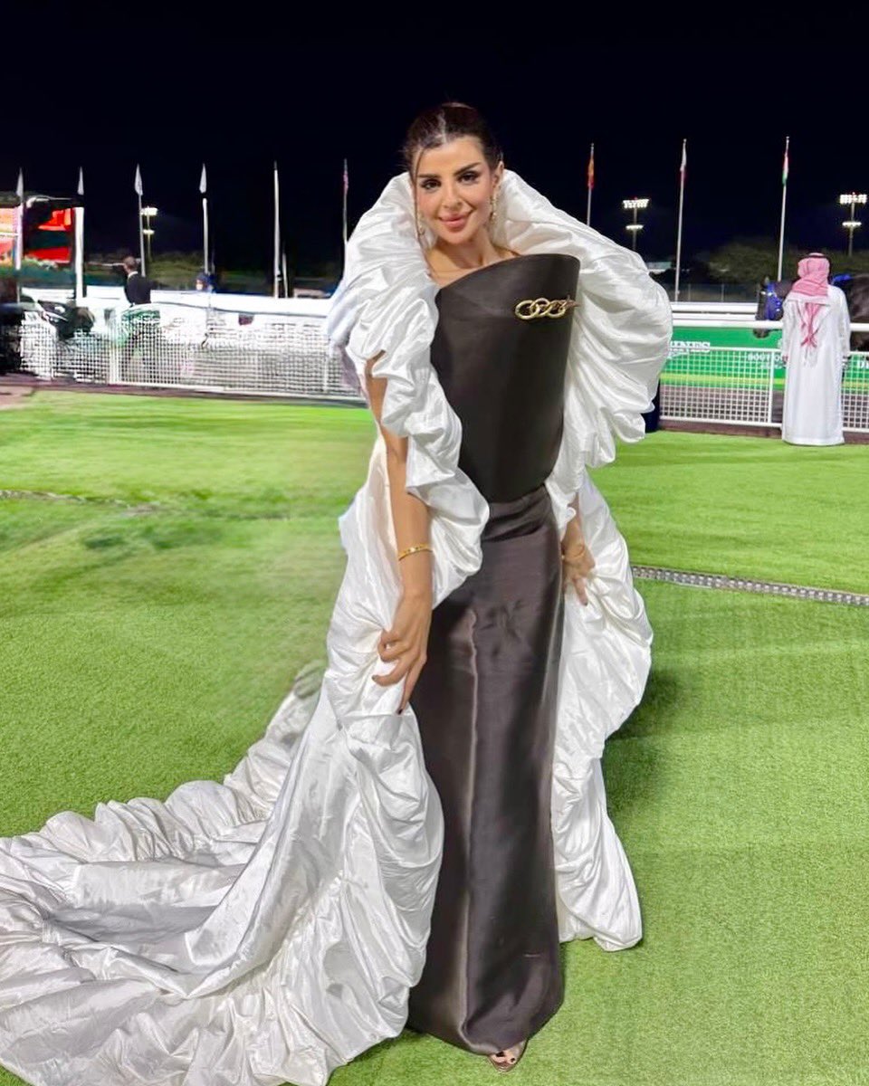 flwa66's tweet photo. اطلالة ارتست حصة في #كأس_السعودية 
من المصممة اسماء العبيد
التصميم  مستوحى من مدخنة الطيب
نسبه للدخون الطيب اللي يتصاعد منها 
شكل المبخر رمز للزينه و الحفاوة و البخور يعتبر موروث سعودي قديم https://t.co/rEYqZD7Fve