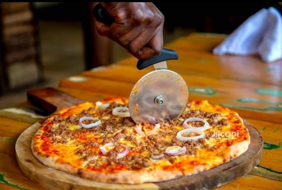 jikoni_rest's tweet photo. Pizza Sunday is here! 🍕
Buy 1, Get 1 FREE—double the flavor, double the fun!

📞 Call or WhatsApp +256 757 270 332 to order.
🚗 Fast delivery to your doorstep!

Don’t miss out—order now! 😋

#JikoniRestaurant #PizzaSunday https://t.co/3zYo7OEJ1m