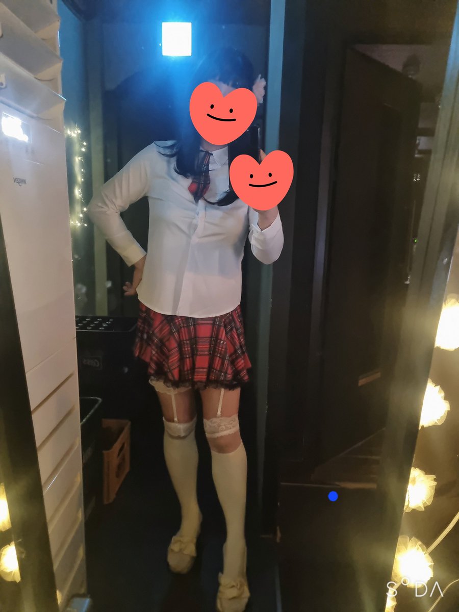 색이 마음에 안든다고 버리고, 사이즈가 안맞다고 누구 줘, 또 어떤 옷은 장식이 기분나뻐, 그래서 버리고. 그렇게 샀다가 떠나간 옷들이 4열종대 앉아 번호로 연병장 두바퀴..

그럼에도 예로부터 쭈욱 전해오는 말은 틀린말이 없군요.

(가득찬 옷장을 열며) 도대체 입을 옷이 하나도 없네!!😝😘