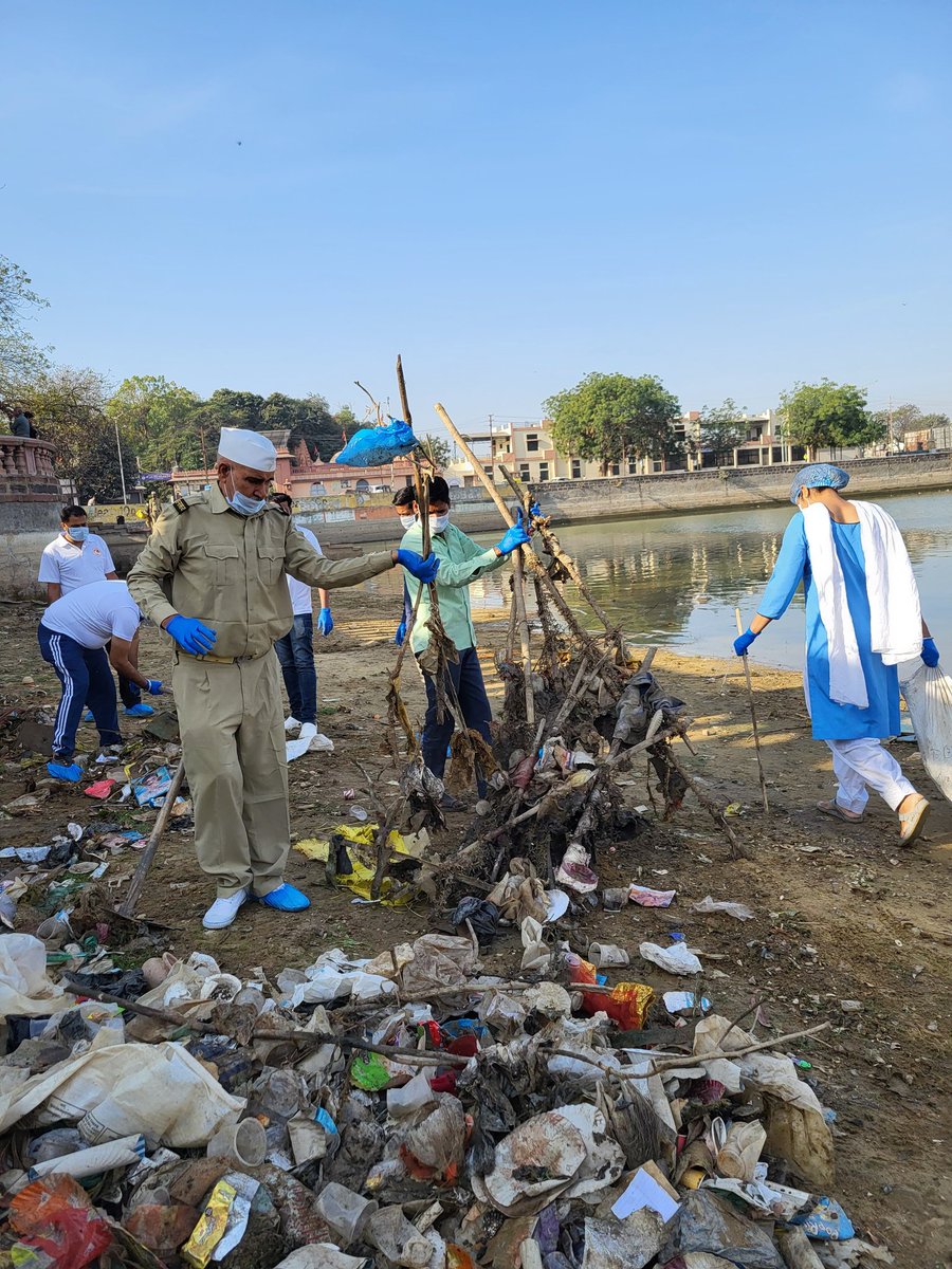 shubh0296's tweet image. Cleanliness drive under #projectamrit
at Hamisar Lake #bhuj 
Inspired from teaching of Baba Hardev Singh ji maharaj

#swachhjalswachhmann
#servicewithhumility
#santnirankarimission
#santnirankaricharitablefoundation