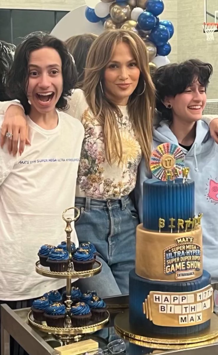 John_JLover1's tweet photo. Jennifer Lopez With Max &amp; Emme At Their 17th Birthday Party 😍 https://t.co/0QI3J4FOEc