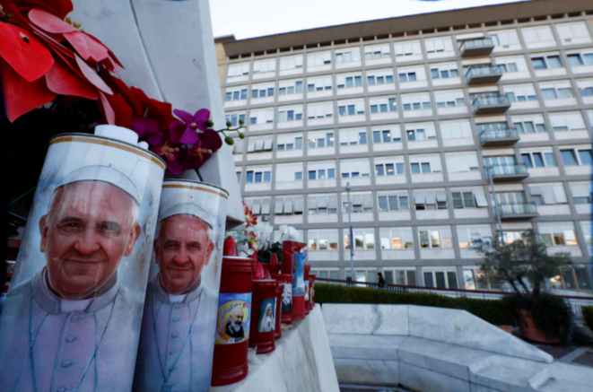 type_vlog's tweet photo. El #Papa #Francisco se encuentra en estado crítico tras deterioro de salud, dice el #Vaticano

https://t.co/sSonroXSNl https://t.co/cDHFZpQFIt
