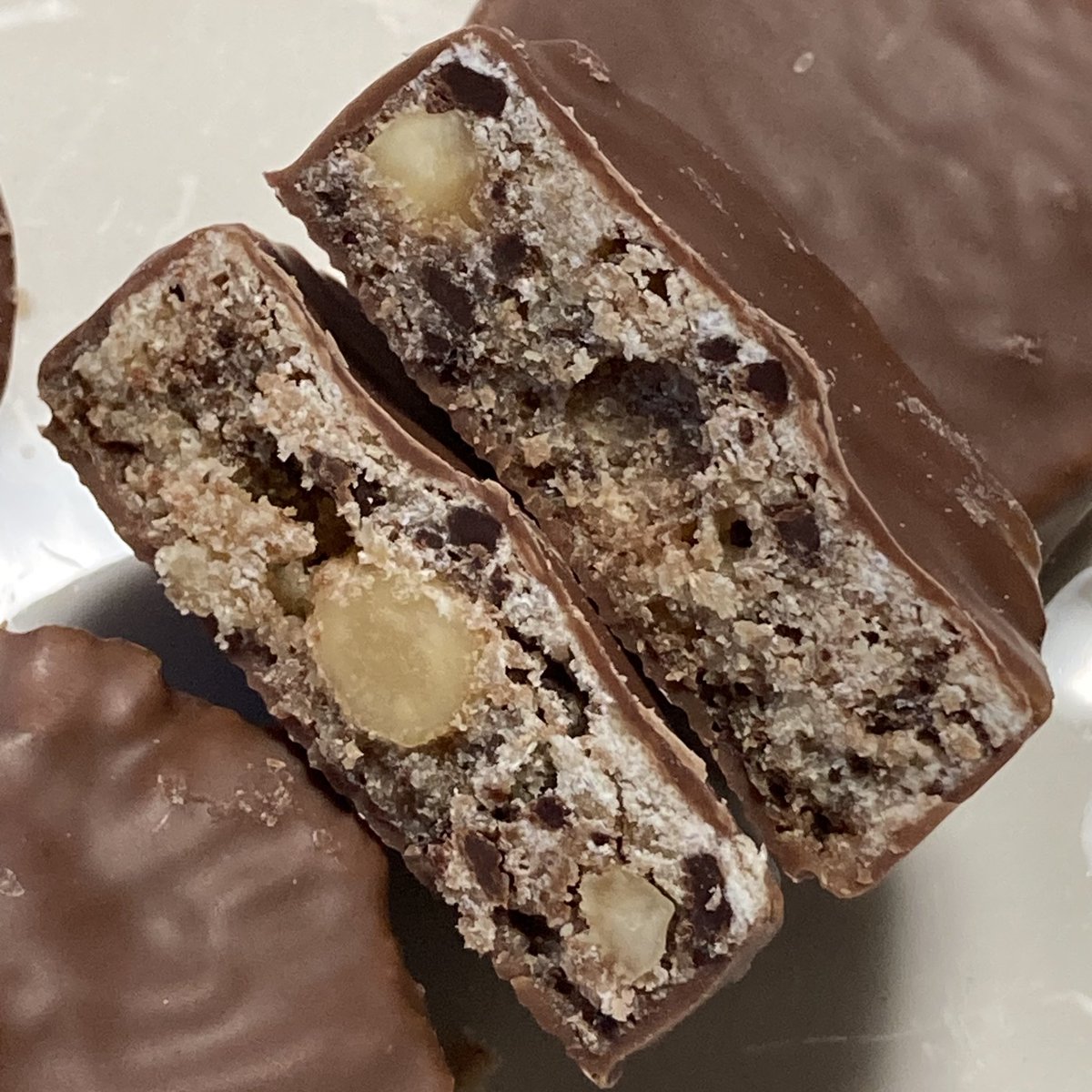 tabegorou1906's tweet image. サロショ2K25
🇫🇷フィリップベル
【クッキー】

さっくりホロりで食感とまったり感が
めちゃくちゃ気持ちいい🙆‍♂️

サブレが高級アルフォートなら
これは高級チョコまみれ？　なんて思った

ベルさんは何を食べても
チョコがしみじみ美味しいから素敵