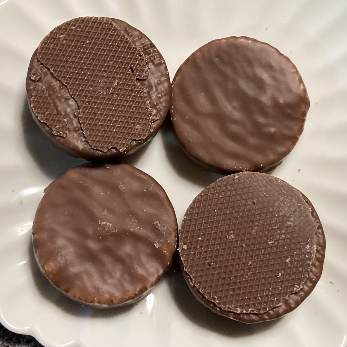 tabegorou1906's tweet image. サロショ2K25
🇫🇷フィリップベル
【クッキー】

さっくりホロりで食感とまったり感が
めちゃくちゃ気持ちいい🙆‍♂️

サブレが高級アルフォートなら
これは高級チョコまみれ？　なんて思った

ベルさんは何を食べても
チョコがしみじみ美味しいから素敵