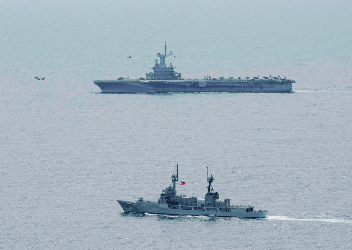 ⚓️🇫🇷 Historic first! The French Carrier Strike Group around Charles de Gaulle has arrived in the Philippines for an unprecedented stopover, reinforcing an enhanced maritime and defense cooperation between our two countries. Bienvenue aux  🇵🇭 ! Maligayang pagdating ! #CLEMENCEAU25