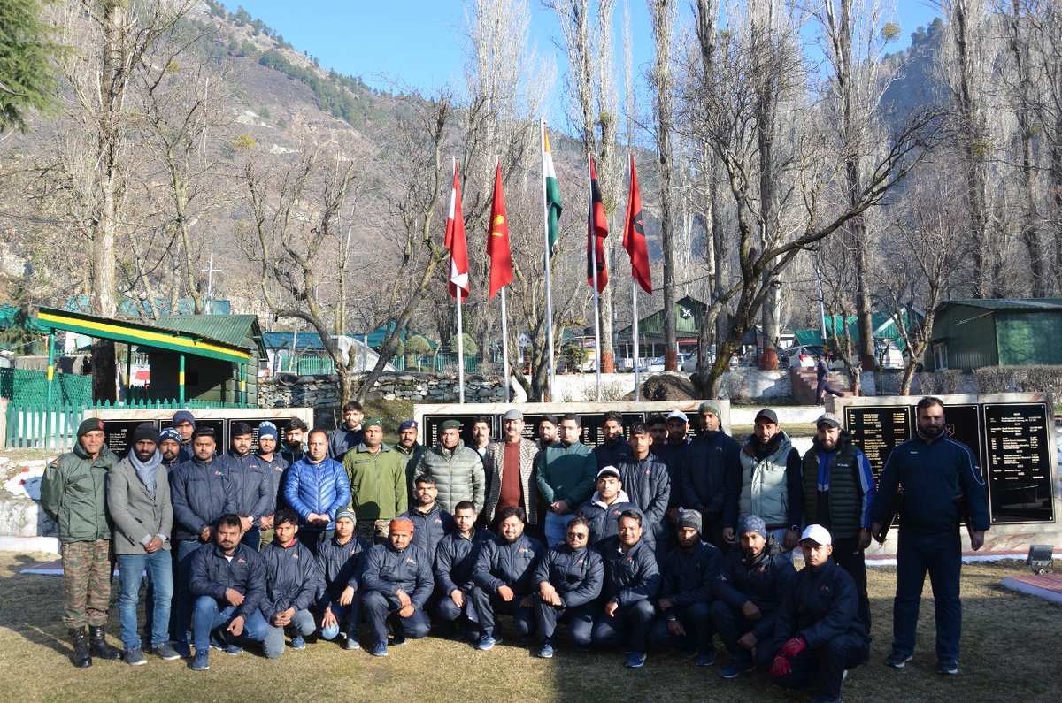 kupwarasentinel's tweet photo. #IndianArmy Conducted a Border Area Youth Exchange, Students embarked on an inspiring journey to #Tangdhar & #Tithwal, witnessing history, culture & the Army’s role in empowerment. From Azmat-e-Hind Memorial to Sharda Devi Temple, unity & patriotism shined through! https://t.co/0oxU7NIgxt