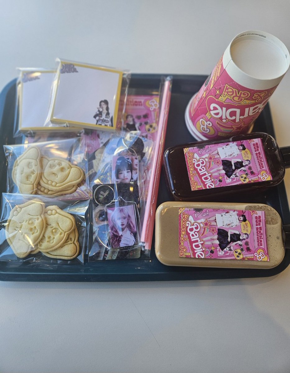 부산온김에 가본 레이서 생카! 첨가보는곳이었는데 생각보다 넓고 특전도 이뻐서 맘에들었당😍 지난 가을이 생일때 특전도 주셔서 행복하당 ㅎㅎ 
지나긴했지만 다시한번 생일축하해! 2월은 레이서꺼😆💗

#Barbie_Girl_LEESEO_REI