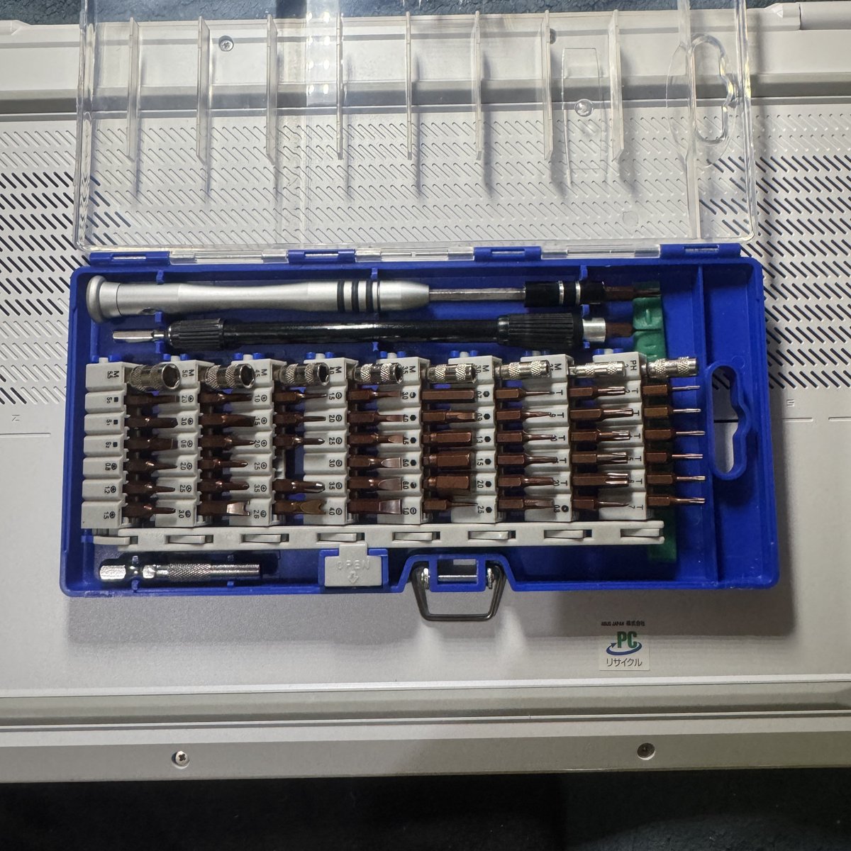 draqueXXX's tweet image. さて、ノーパソ改造しようかな

メモリ増設のどこが改造だよ‼️👋🤣
#ROGZephyrus