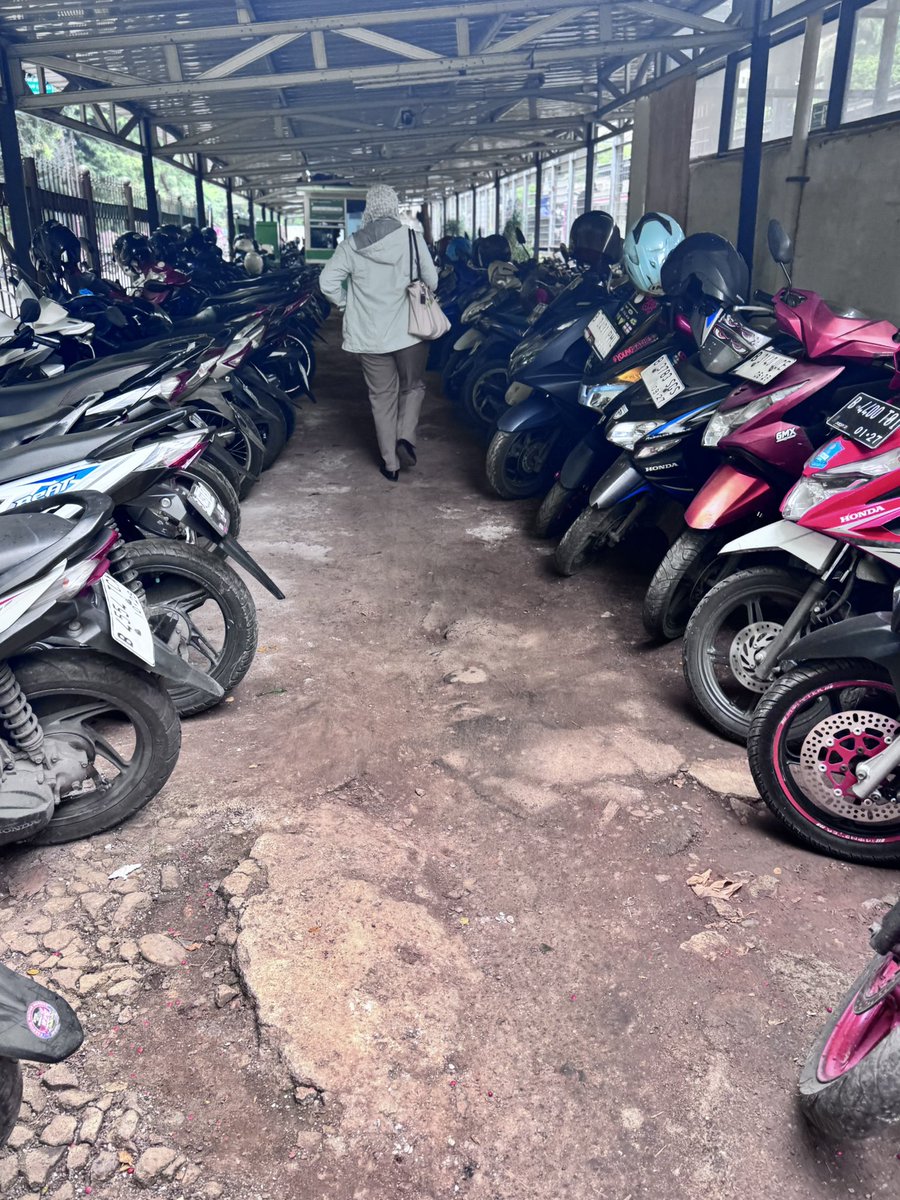 indriaul's tweet photo. tolong @RMU_ID di benerin itu jalanan parkir kalibata, jelek gradakan , bahayain pengunjung, jangan cuma mahalnya doang https://t.co/A7lkAN6hBm