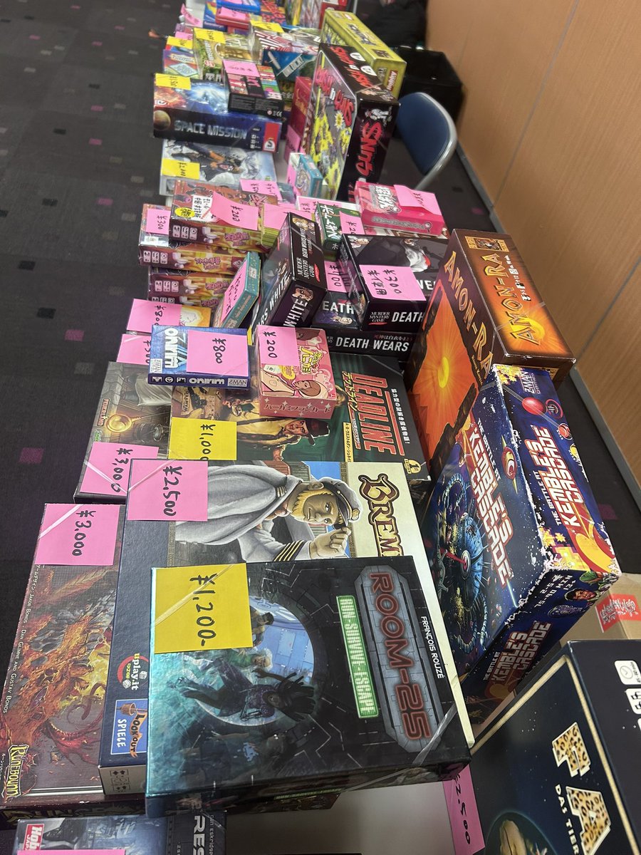u_boadgame's tweet image. 本日（2/23）開催中ですが、怒涛の3時間で、どのブースもすごい勢いで売れてしまいました。
こちらはビフォーの開始前と、アフターの3時間後の写真です。

現在、商品がほとんどないため、入場無料とさせていただいています。

2025年2月23日（日）
「中古ボードゲーム蚤の市　第2回」…