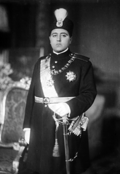 یک زمانی مشروطه در این کشور به حدی پیش رفته بود که احمدشاه قاجار مجبور بود برای اعتراض و شکایت از مقاله روزنامه به دادگاه مراجعه کنه.
اما رضاشاه با همراهی عوامل داخلی و خارجی کودتا کرد و با برقراری مجدد استبداد و سلطنت تمامی دست آوردهای مردم ایران نابود کرد.