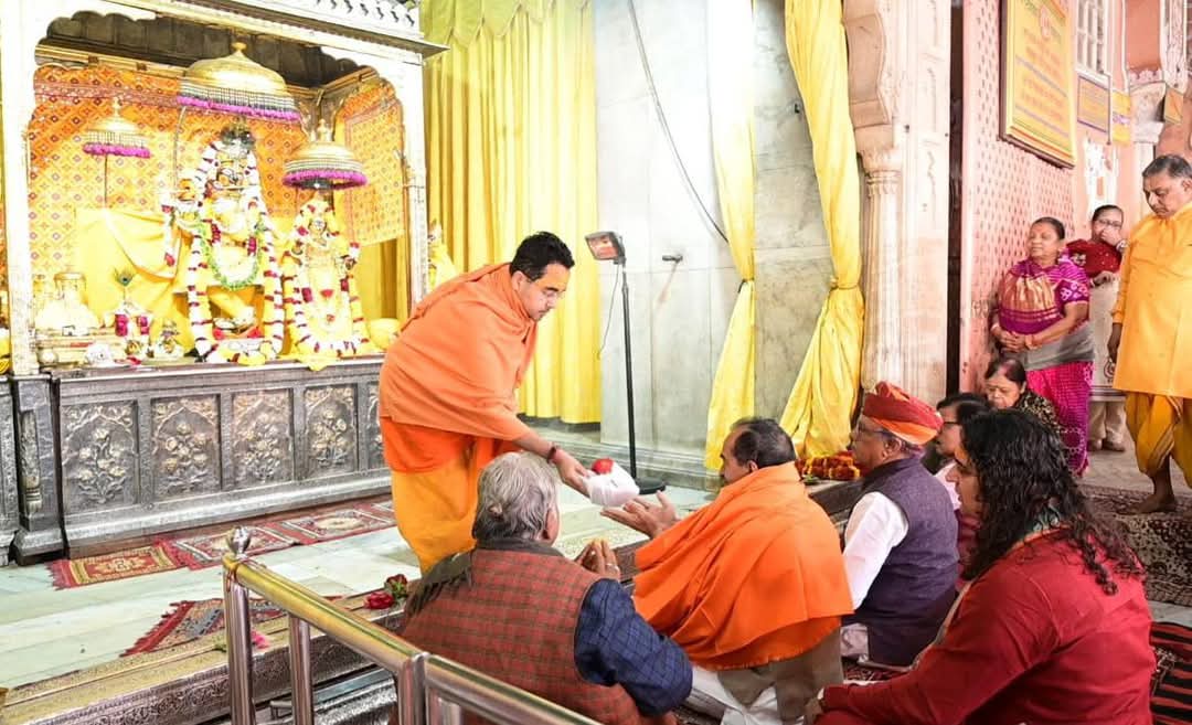 madanrrathore's tweet image. जन-जन के आराध्य, श्री गोविंद देव जी महाराज के पावन दर्शन एवं पूजन का सौभाग्य प्राप्त हुआ। प्रभु से प्रार्थना है कि उनकी कृपा से सभी का जीवन सुख, समृद्धि और मंगलमयता से परिपूर्ण रहे।

#GovindDevji @npanchariyabjp @BMacharyaBJP