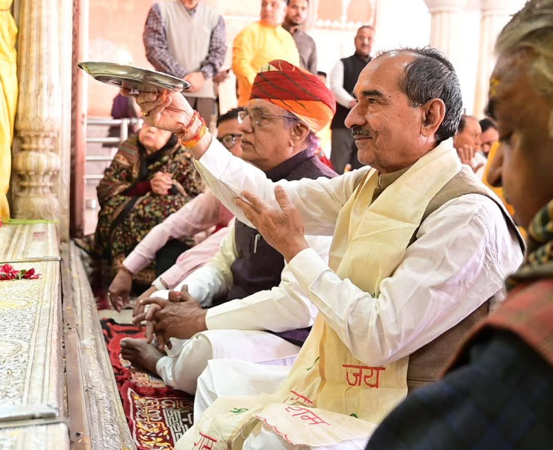 madanrrathore's tweet image. जन-जन के आराध्य, श्री गोविंद देव जी महाराज के पावन दर्शन एवं पूजन का सौभाग्य प्राप्त हुआ। प्रभु से प्रार्थना है कि उनकी कृपा से सभी का जीवन सुख, समृद्धि और मंगलमयता से परिपूर्ण रहे।

#GovindDevji @npanchariyabjp @BMacharyaBJP