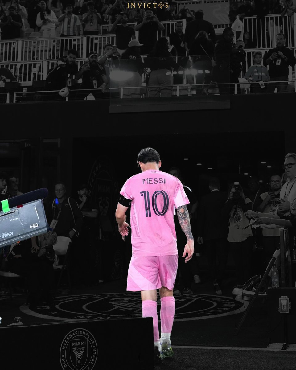 Lleva 851 goles oficiales sin sin ser 9 nominal. Es el jugador con más asistencias (381) en toda la historia del fútbol. Es la leyenda con más títulos ganados (46) desde que se juega a la pelota. Es el artista con más regates exitosos en la época. Es un verdadero maestro cobrando