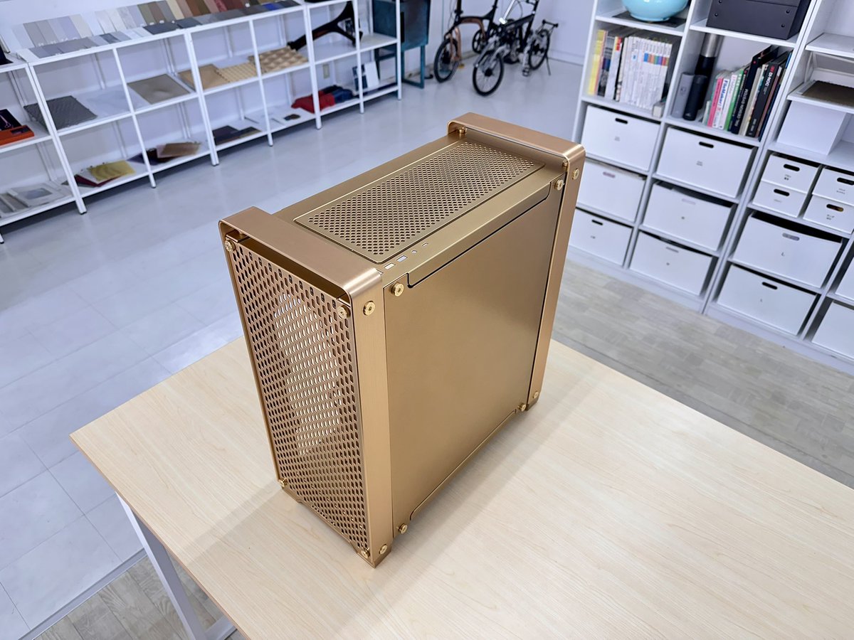 【GreyGhostCCC】
Inwin Dubili Refine2

It’s a small change, but I repainted all the beige and black panels in metallic gold to create a more luxurious feel.