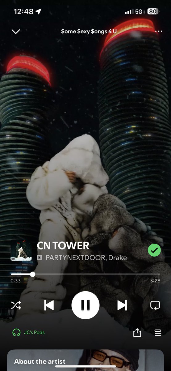 what color’s the cn tower