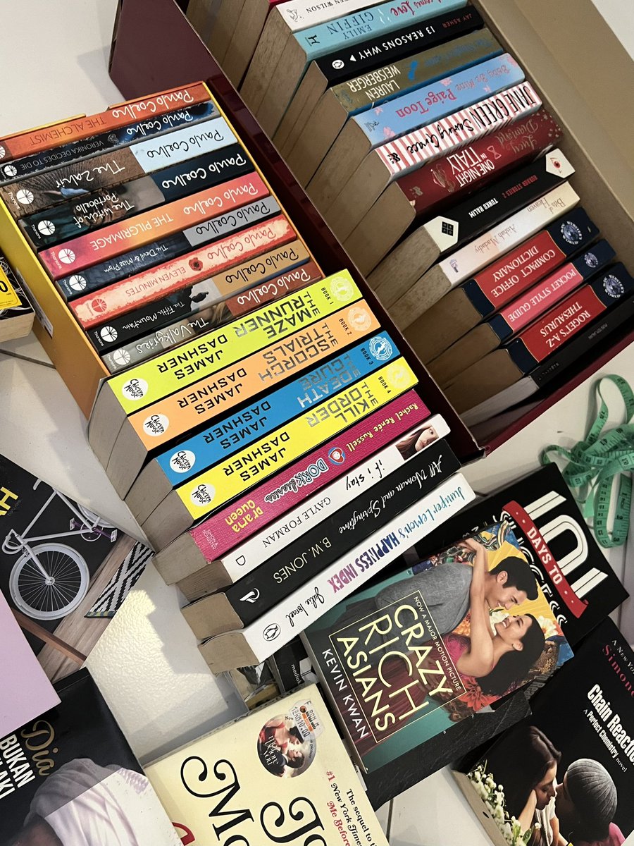 cott0n_candysz's tweet image. Tengah mengemas buku2, rasa mcm nak preloved tp sayang..😂😂 yg set of maze runner tu best okkey! Tp lg 2 xbaca lg..*benda normal kan* #books #paulocoelho #jamesdashner