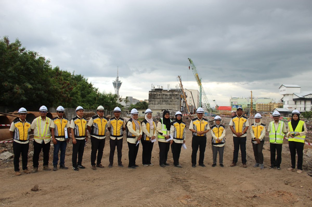 Lawatan diteruskan ke Projek Menggantikan Jambatan Manjalara, Alor Setar, Kedah. Turut hadir bersama YBrs Pn. PKCJ, Pn. PPKJ dll.

2/3