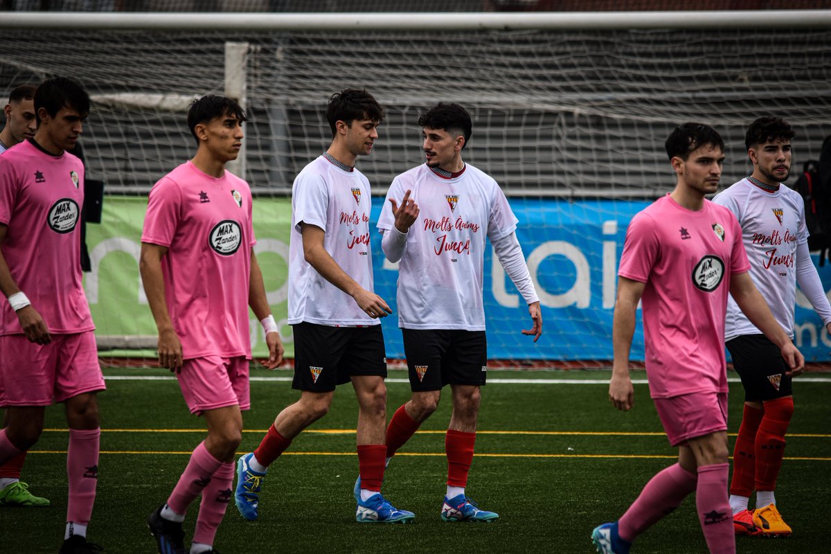 Els nostres jugadors van saltar al camp amb una samarreta especial en suport al nostre company <a href="/marcjunca_/">Marc Juncà</a>, que malauradament es perdrà el que resta de temporada per lesió. 💔😢

🤍💪 Et desitgem una recuperació ràpida i exitosa! 🏥⚽️