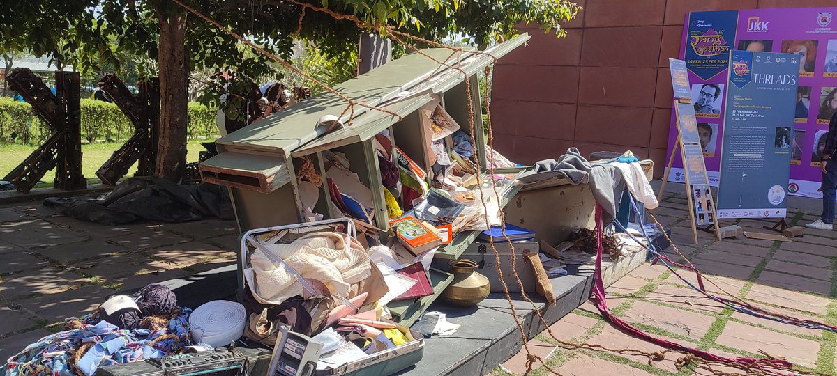 Nishi Kant Aggarwal निशिकांत अग्रवाल उमंग (@nishi_umang) on Twitter photo भारत पाकिस्तान का वर्ल्ड कप क्रिकेट मैच चल रहा हो,रविवार का दिन हो तो विशुद्ध साहित्यिक एवं सांस्कृतिक कार्यक्रम "रंग राजस्थान" में कम ही लोग आने थे।पर आकर्षण का केंद्र था एक टूटी अलमारी, बिखरी किताबें, कैसेट,रंगमंच का सामान...। क्रिएटिव, वैरी क्रिएटिव।
<a href="/JKK_Jaipur/">Jawahar Kala Kendra</a> <a href="/arvindchotia/">Arvind Chotia</a> भारत पाकिस्तान का वर्ल्ड कप क्रिकेट मैच चल रहा हो,रविवार का दिन हो तो विशुद्ध साहित्यिक एवं सांस्कृतिक कार्यक्रम "रंग राजस्थान" में कम ही लोग आने थे।पर आकर्षण का केंद्र था एक टूटी अलमारी, बिखरी किताबें, कैसेट,रंगमंच का सामान...। क्रिएटिव, वैरी क्रिएटिव।
<a href="/JKK_Jaipur/">Jawahar Kala Kendra</a> <a href="/arvindchotia/">Arvind Chotia</a>