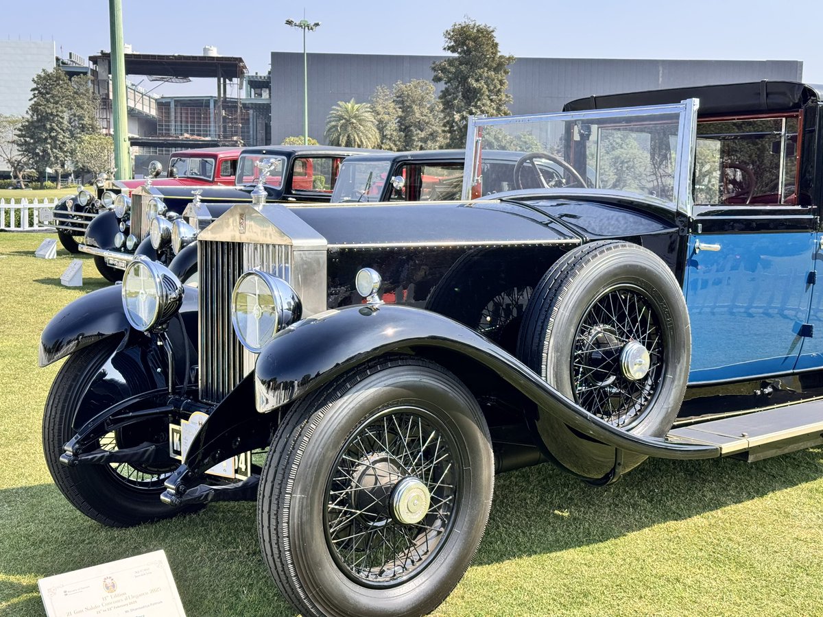 Sun, Sunday and these beauties were in the neighbourhood today. Preserved with love and care ❤️ Such a treat to admire #vintage #vintagecars #21gunsalute