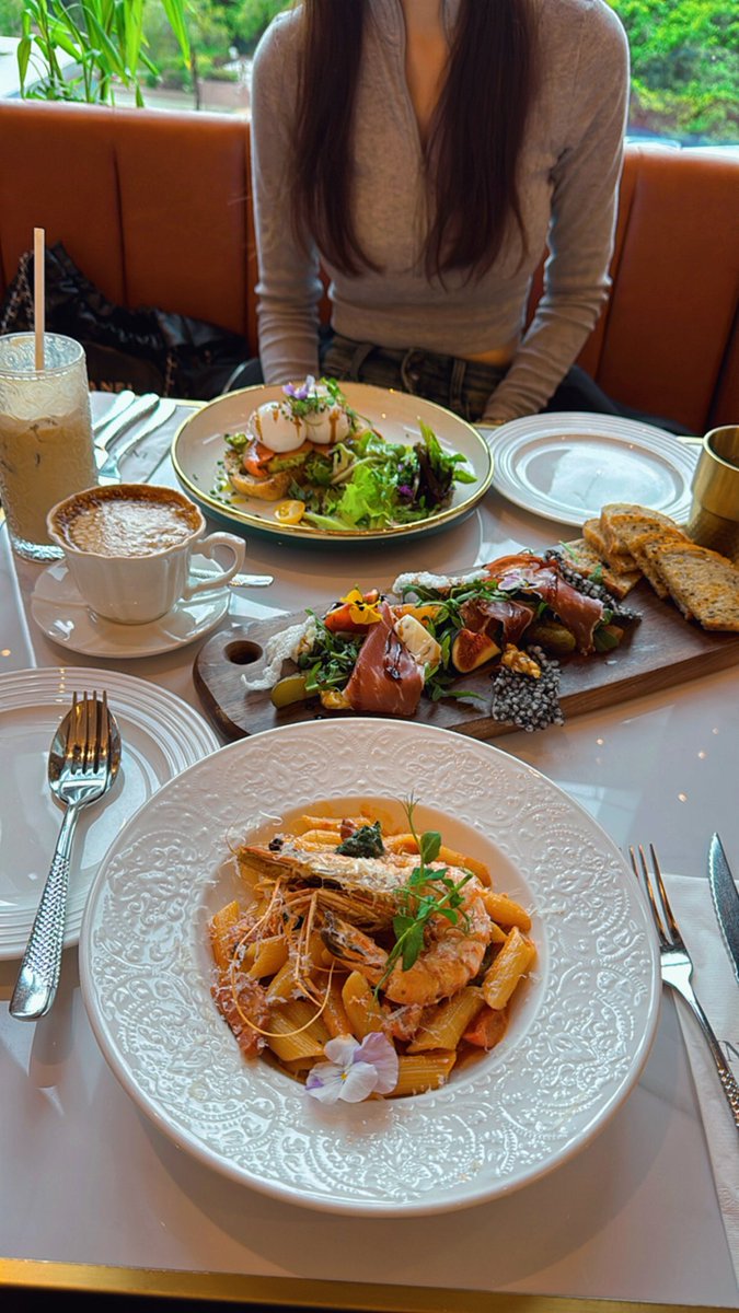 啊～不想交男朋友，因為女朋友們各個寵我到不行😛 
遇見美好的人就像是收到美好的禮物🥰

進圈沒多久，就認識 <a href="/awkwardalz/">awkwardalz (Alice)</a> 
當時 me 連 跨鏈的概念都沒有🤣
很開心能夠在 3 年前台北區塊鏈週遇到來自香港的 Alice . 
爾後因為共同藝術朋友，又越來越常見。
看過彼此的理性與感性，
兩個最反差的大 I 人