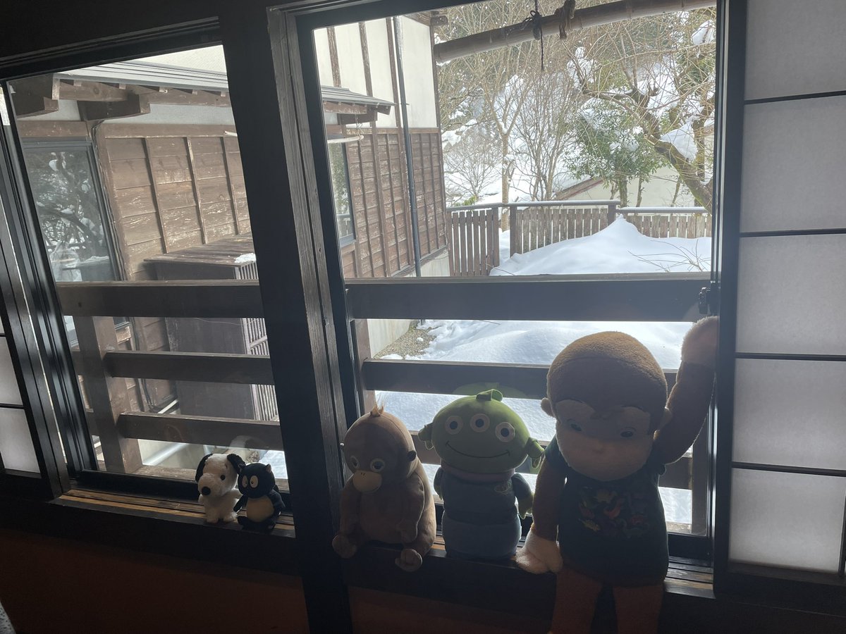 Po_Sang_Joon's tweet photo. 雪におおわれた山間の小さな秘湯の一軒宿でくつろぐぬいぐるみ🧸たち。 https://t.co/G6eKrZAeR0