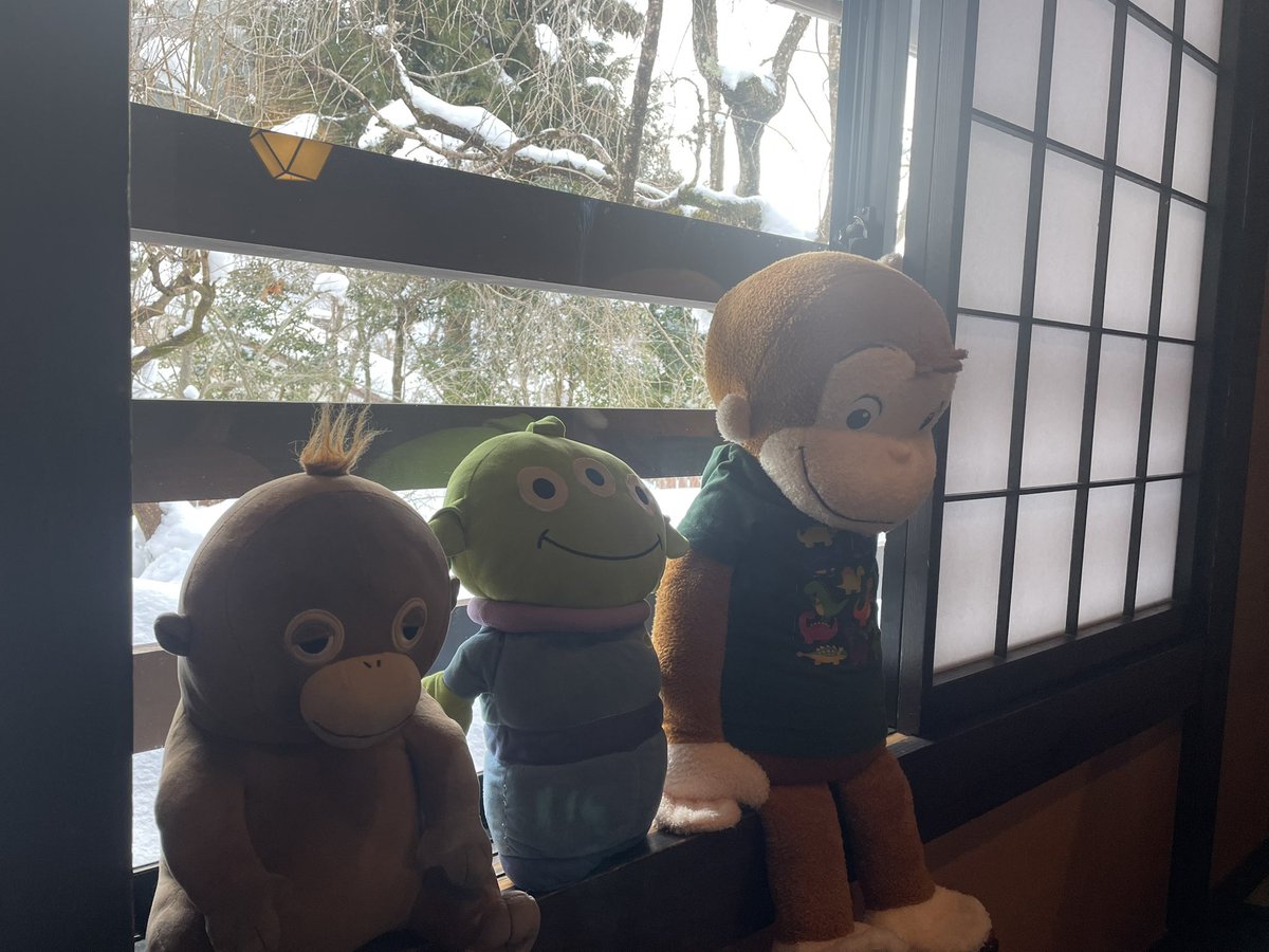 Po_Sang_Joon's tweet photo. 雪におおわれた山間の小さな秘湯の一軒宿でくつろぐぬいぐるみ🧸たち。 https://t.co/G6eKrZAeR0