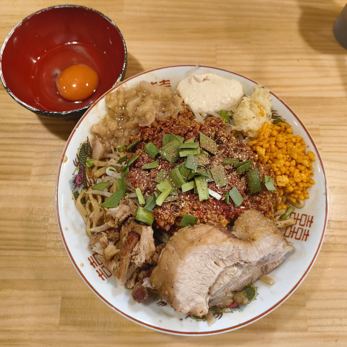 unkotroll's tweet photo. ラーメン鷹の目西巣鴨店
スタミナ系台湾ブラックまぜそばver
ブタ増し生卵
アブラ辛揚げ生姜花椒

まぜそばはガリマヨがデフォでついてきた
生姜花椒大好き https://t.co/rmW3YL7jS6