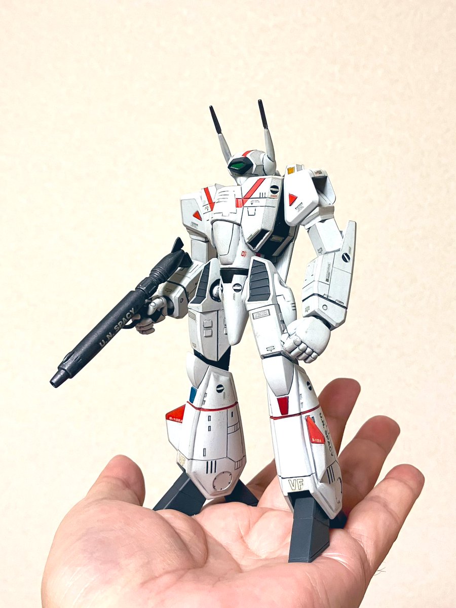 #誰にでも自分だけのマクロスがある
アリイ 1/100 バトロイド バルキリー d(^_^o)
作るのが楽しいキットです、再販して〜 (^◇^;)