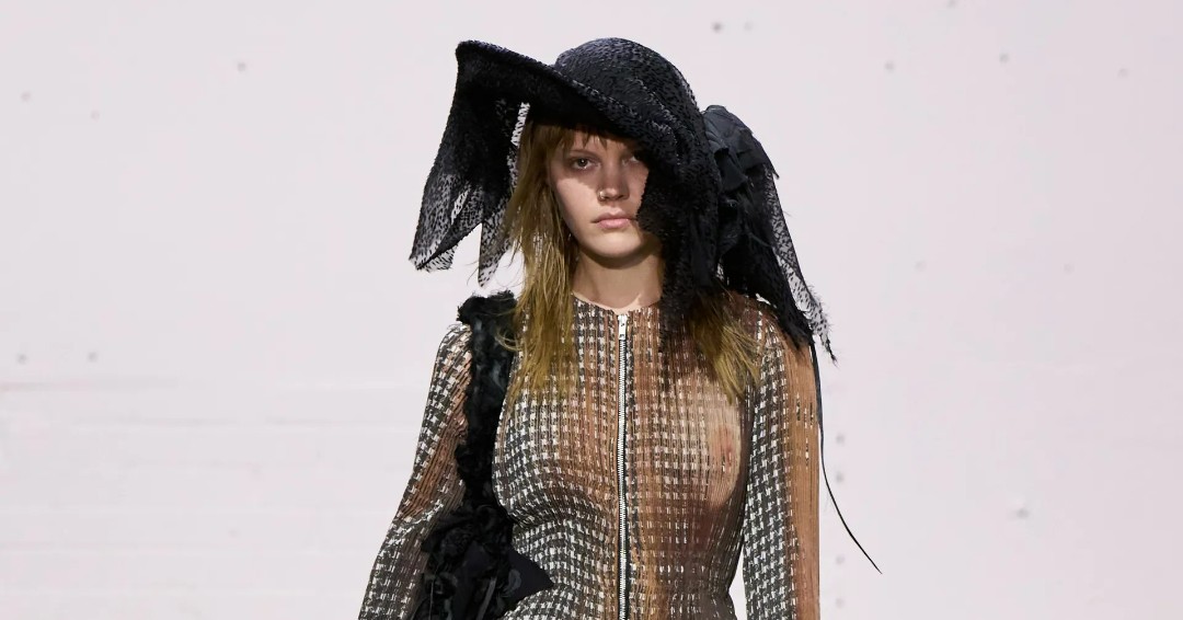 Love this article in Vogue Runway! 😍 From 'trad wives' and AI glitches to tea cup hats and 'breadwinning' bags - discover more about the inspiration behind our MA Fashion students' collections that went on show this week at London Fashion Week. vogue.com/fashion-shows/…