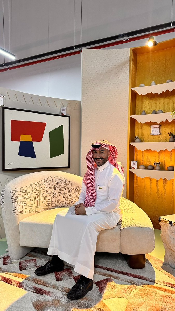 ihussainkh's tweet photo. بدعمٍ من هيئة فنون العمارة والتصميم 

تشرفت باختياري من قِبل دهانات الجزيرة كأحد ممثلي المنطقة الوسطى لتصميم منتجات مستوحاة من حضارتنا وهويتنا المحلية بأسلوب حديث ومعاصر يعبر عن استمرارية الحداثة بالحفاظ على الأصالة 🇸🇦 

كانت تجربة استثنائية ومختلفة جمعتني بالمؤثرين والمتميزين في المجال من مختلف المناطق ✨👌🏻