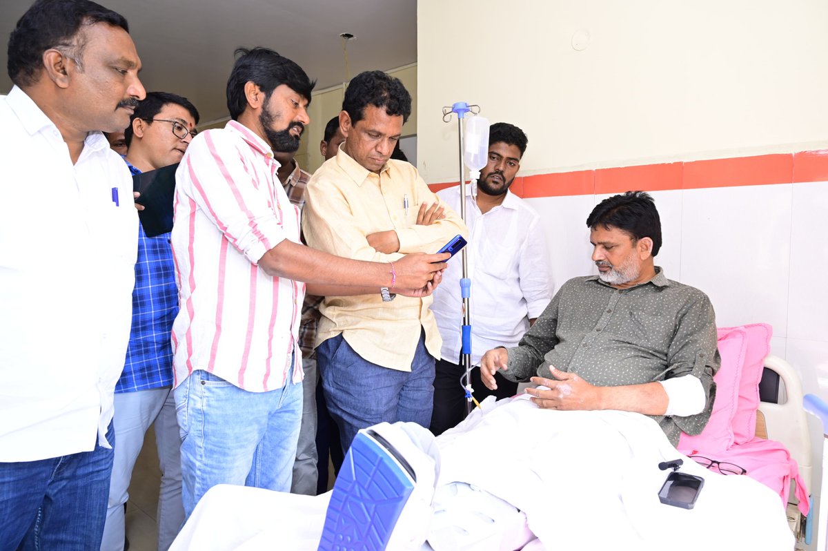 vnarender_reddy's tweet photo. రోడ్డు ప్రమాదంలో గాయపడిన స్వతంత్ర పట్టభద్రుల ఎమ్మెల్సీ అభ్యర్థి యాదగిరి శేఖర్ రావు గారిని మెడిక్యూర్ హాస్పటల్ కి వెళ్లి
పరామర్శించడం జరిగింది..
#RevanthReddy #TelanganaCongress #yadagirishekarrao #GraduateMLC #mlcelections2025 #adilabad #nizamabad #karimnagar #medak #alphores #VNR #vnrforgraduatemlc #vnrwinsmlcelections #wesupportvnr