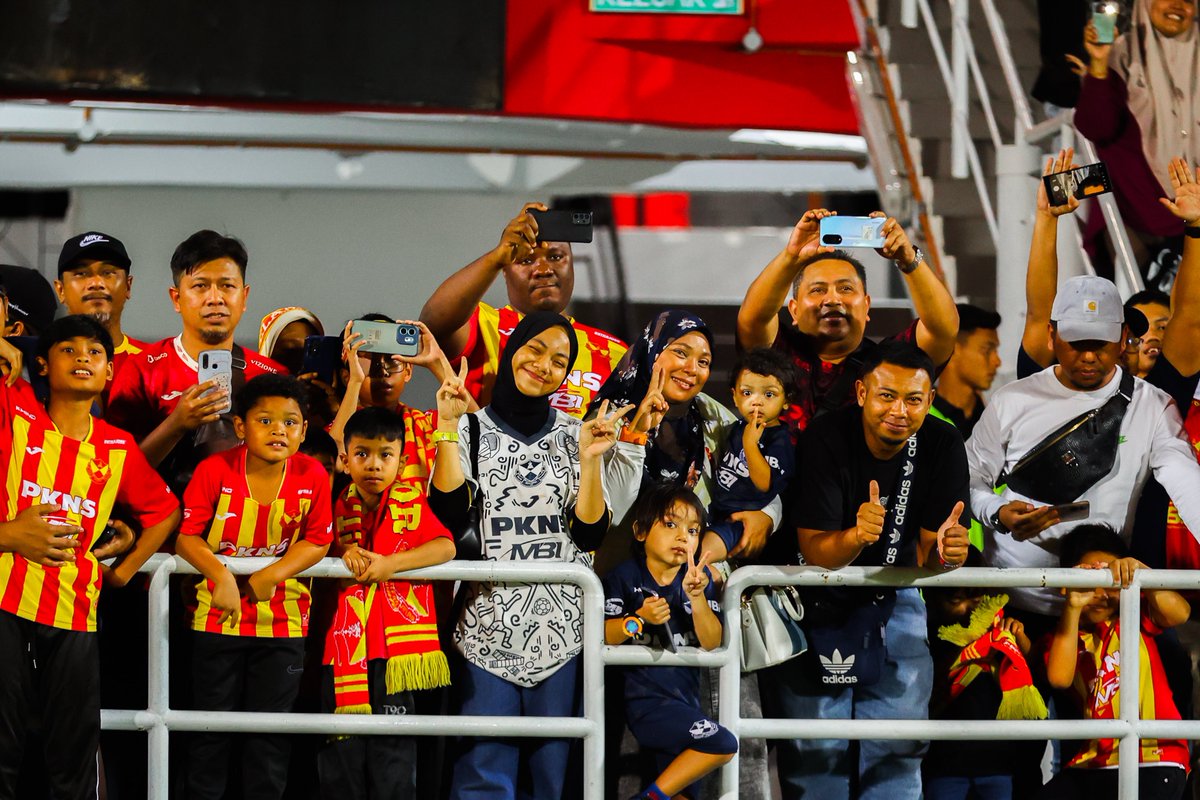 selangorfc's tweet image. 👏 Terima kasih kepada semua penyokong #GergasiMerah yang hadir memberi sokongan sehingga tiupan wisel penamat pada perlawanan Akhir #MFLChallengeCup2024-25 menentang PDRM FC di Stadium MBPJ malam tadi. 

Kami menghargai sokongan serta sorakan anda! 🙌 Jumpa anda pada perlawanan…