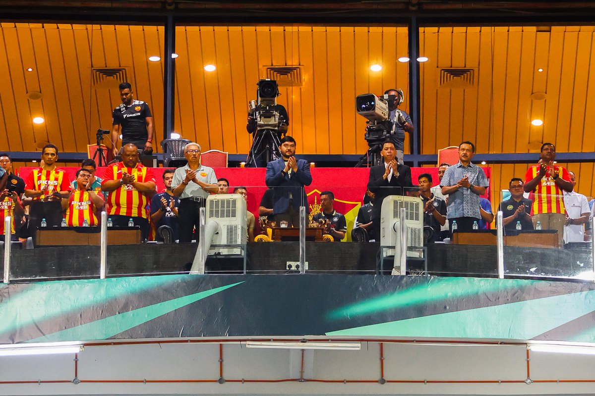 selangorfc's tweet image. 👏 Terima kasih kepada semua penyokong #GergasiMerah yang hadir memberi sokongan sehingga tiupan wisel penamat pada perlawanan Akhir #MFLChallengeCup2024-25 menentang PDRM FC di Stadium MBPJ malam tadi. 

Kami menghargai sokongan serta sorakan anda! 🙌 Jumpa anda pada perlawanan…