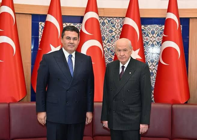 Derin üzüntüler, büyük sevinçler, zorlu günler, her şey gelip geçer ve geride sadece tavırlar kalır.

Tavır ise adamlığı, mayayı, adabı, erkan'ı karakteri ele veren en önemli göstergedir!

Dün, bugün, yarın, Liderimiz Sayın Devlet Bahçeli’nin emrinde ve izinde aynı tavır ve