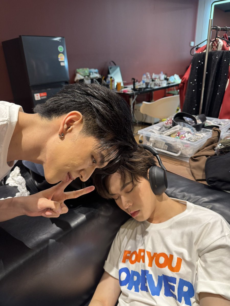 golfpasatorn's tweet photo. พวกแกโดนชั้นแน่ ชั้นน่ะนะ ถ่ายไว้หมด555555555555 
#ForYouForeverFanmeet https://t.co/9nbdOn4AwO